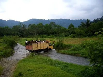 Truk melintasi sungai