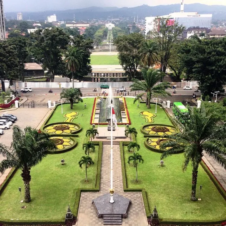 15 Foto Ini Bakal Bikin Kamu Kangen Sama Bandung! Segera Siapkan Tiket Buat Nostalgia di Sana! 21