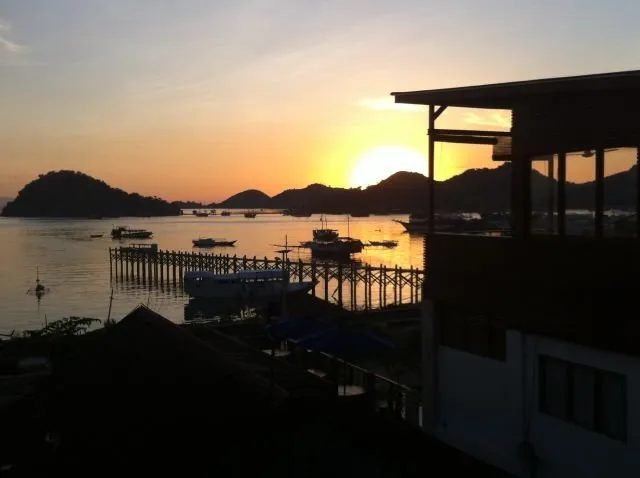 Sunset dari jalan utama Labuan Bajo