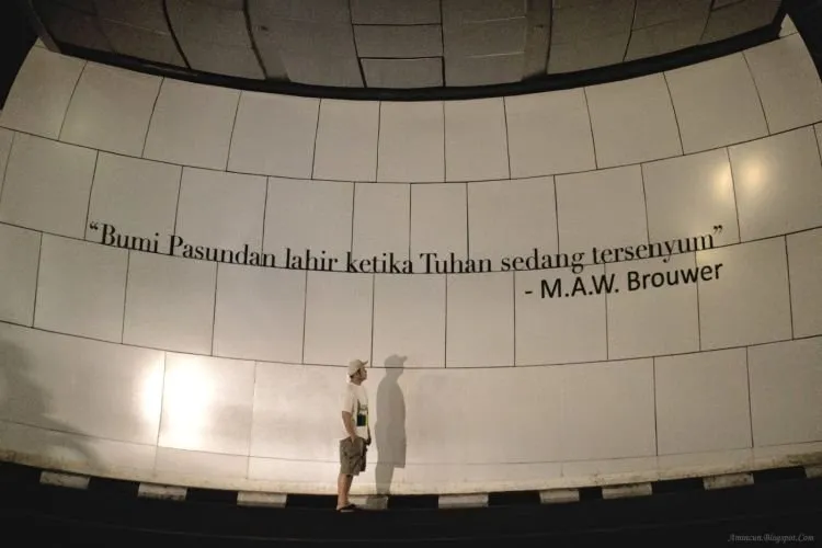 15 Foto Ini Bakal Bikin Kamu Kangen Sama Bandung! Segera Siapkan Tiket Buat Nostalgia di Sana! 26