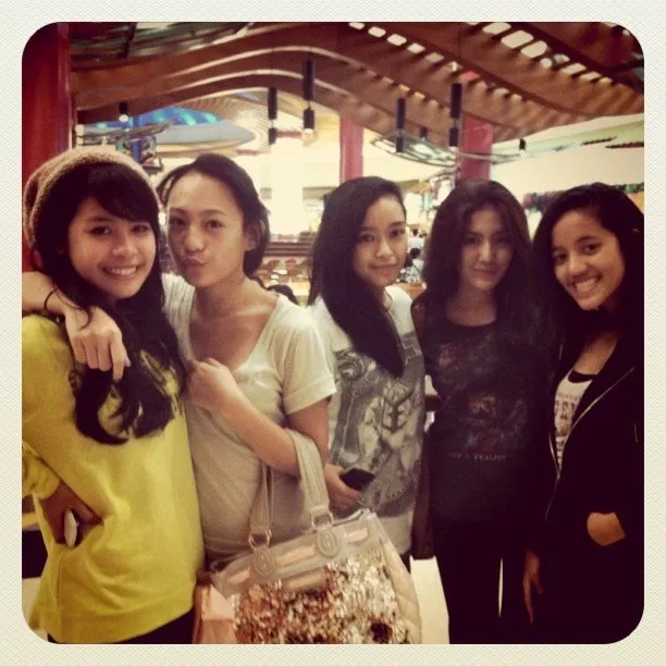 Penasaran dengan Foto Pertama yang Diunggah Artis Idola Kita di Instagram? 34