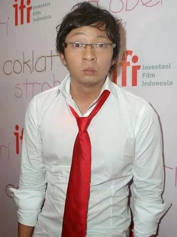 Sebelum Wajah Mereka Rajin Nongol di Layar Kaca, Deretan Bintang Ini Bikin Kita Takluk Lewat Siaran Radio. 15