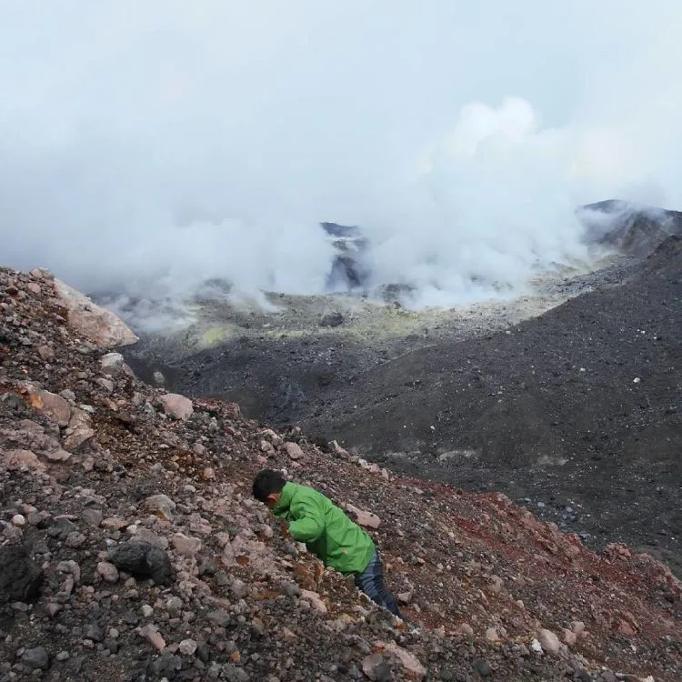 Kisah Tragis Anak Pesantren yang Hilang Sebulan di Gunung Slamet. Pas Ditemuin Tinggal Kerangka! 6