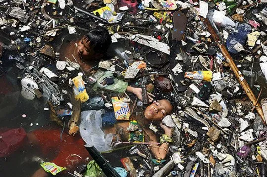 Refleksi Diri. Potret Kemiskinan di Dunia, dari yang Makan Lumpur Sampai Air Comberan. Begitu Sedih dan Penuh Iba! 12
