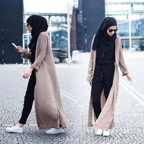 Buat Kamu yang Ingin Tampil Santai Tapi Juga Elegan, Sneakers Merupakan Pilihan yang Tepat. 14 Inspirasi Gaya Ini Adalah Bukti 26