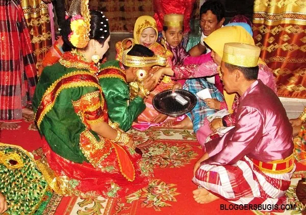 Ngaku Cinta Indonesia? Sudahkah Kamu Mengetahui 9 Tradisi Pernikahan Unik dari Nusantara Ini? 17