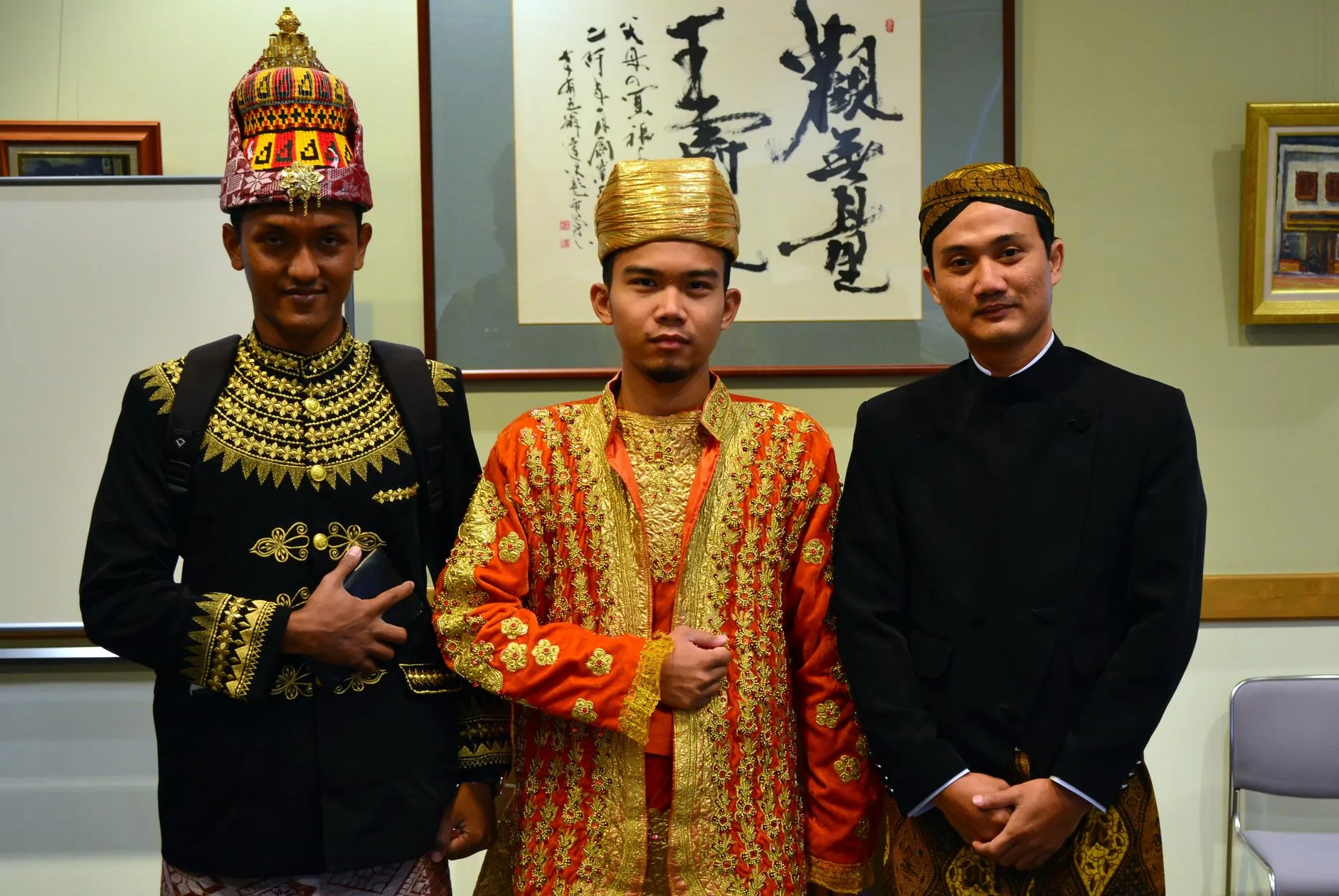 Nggak Harus Kebarat-baratan, Ini Dia 8 Busana Pengantin Tradisional Buat Pria Supaya Tambah Ganteng dan Mempesona 12