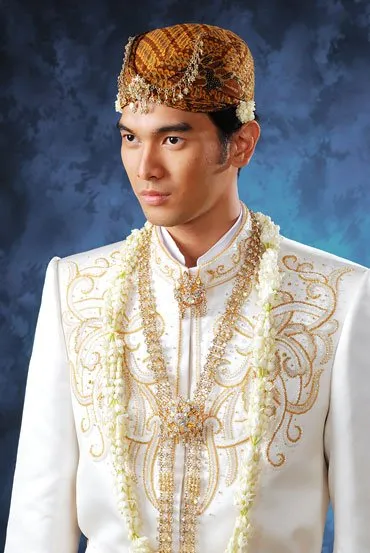 Nggak Harus Kebarat-baratan, Ini Dia 8 Busana Pengantin Tradisional Buat Pria Supaya Tambah Ganteng dan Mempesona 11