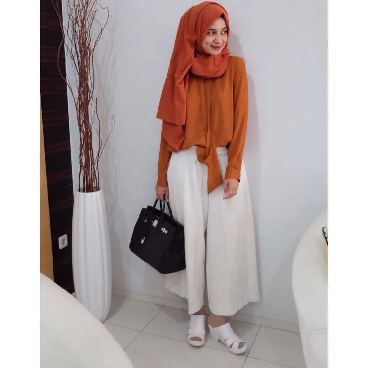 7 Style Kemeja Buat Cewek Berhijab yang Punya Kulit Cokelat Eksotis 9