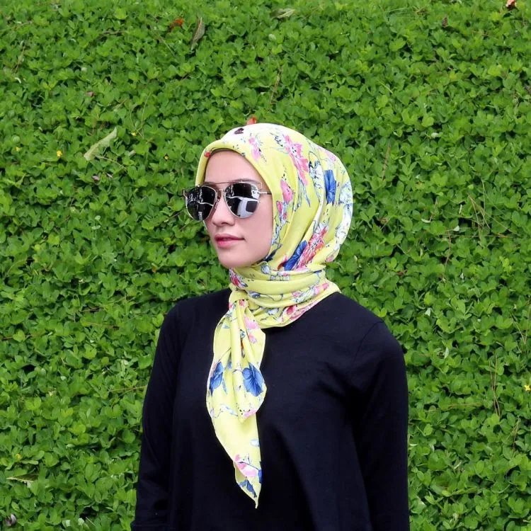 12 Gaya Berhijab Segi Empat dan Pashmina Para Selebgram Cantik. Cocok Nih Buat Para Pemula 22