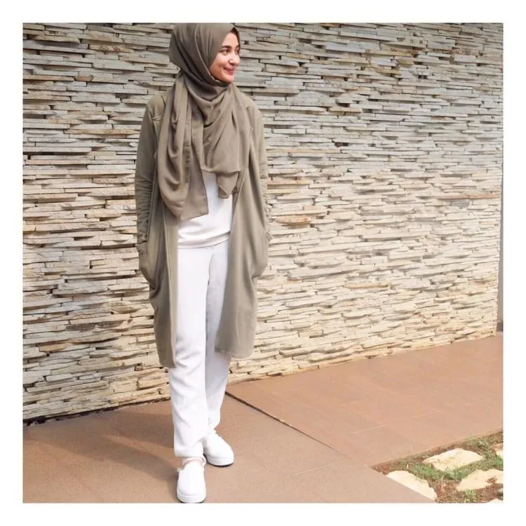 7 Style Kemeja Buat Cewek Berhijab yang Punya Kulit Cokelat Eksotis 12