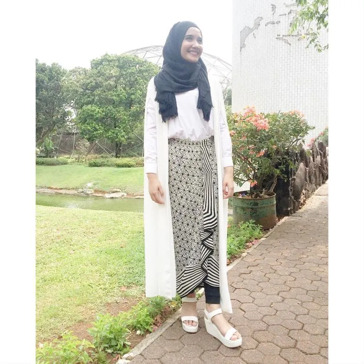 7 Style Kemeja Buat Cewek Berhijab yang Punya Kulit Cokelat Eksotis 8