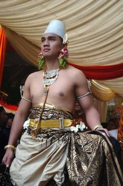 Nggak Harus Kebarat-baratan, Ini Dia 8 Busana Pengantin Tradisional Buat Pria Supaya Tambah Ganteng dan Mempesona 10