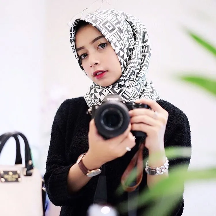 12 Gaya Berhijab Segi Empat dan Pashmina Para Selebgram Cantik. Cocok Nih Buat Para Pemula 13