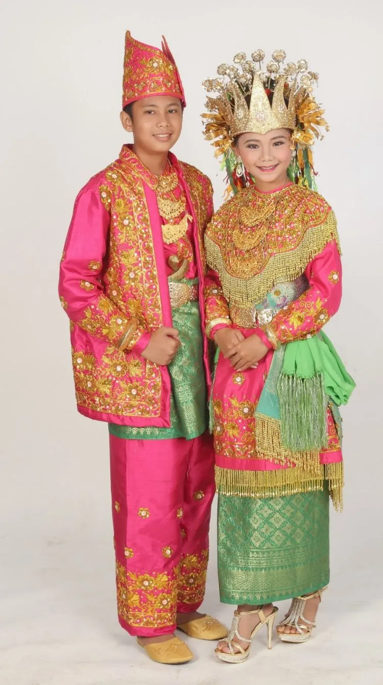 Nggak Harus Kebarat-baratan, Ini Dia 8 Busana Pengantin Tradisional Buat Pria Supaya Tambah Ganteng dan Mempesona 15