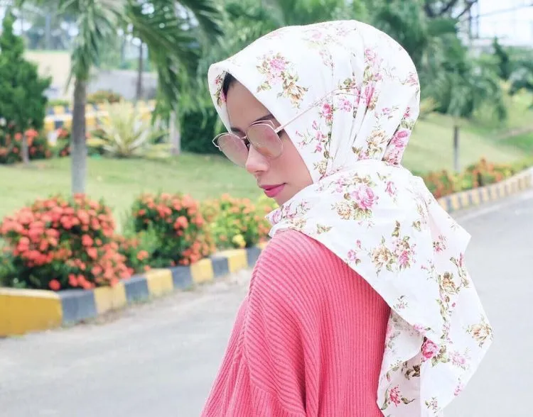 12 Gaya Berhijab Segi Empat dan Pashmina Para Selebgram Cantik. Cocok Nih Buat Para Pemula 17