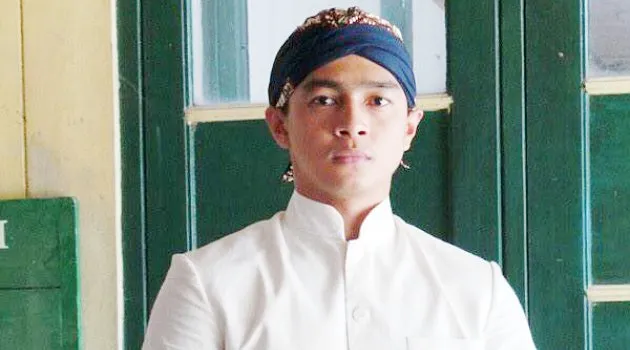 Jumat Ganteng: Deva Mahenra, Aktor Kece Multitalenta yang Bikin Kamu Ngarep Jadi Makmumnya! 10