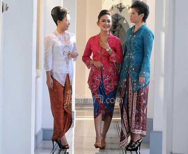 Dalam Rangka Memperingati Hari Kartini, Simak Yuk 6 Paduan Kebaya Encim Modern Berikut Ini 7