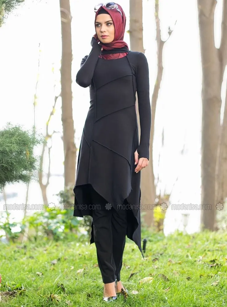 10 Inspirasi Paduan Tunik Kemeja Panjang dan Legging Untukmu yang Berhijab dan Ingin Tetap Sopan nan Dinamis. 16