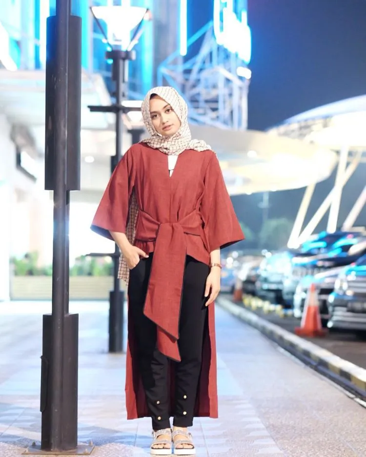 6 Style Ke Kondangan yang Bisa Pakai Celana. Cewek Ogah Ribet Wajib Baca! 9