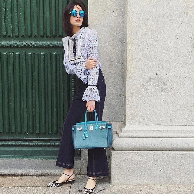Terlihat Santai dan Sederhana dengan 15 Inspirasi Penampilan dari Brokat. Tak Hanya Bisa Dijadikan Kebaya! 25