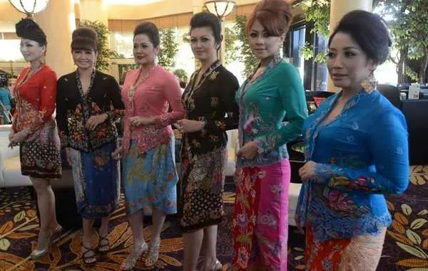 Dalam Rangka Memperingati Hari Kartini, Simak Yuk 6 Paduan Kebaya Encim Modern Berikut Ini 8