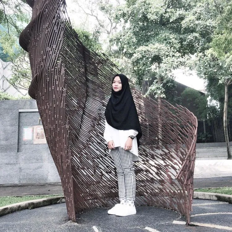 6 Alasan yang Mewakili Mereka yang Gemar Pakai Jilbab Sepanjang Dada. Mungkin Kamu Juga 9