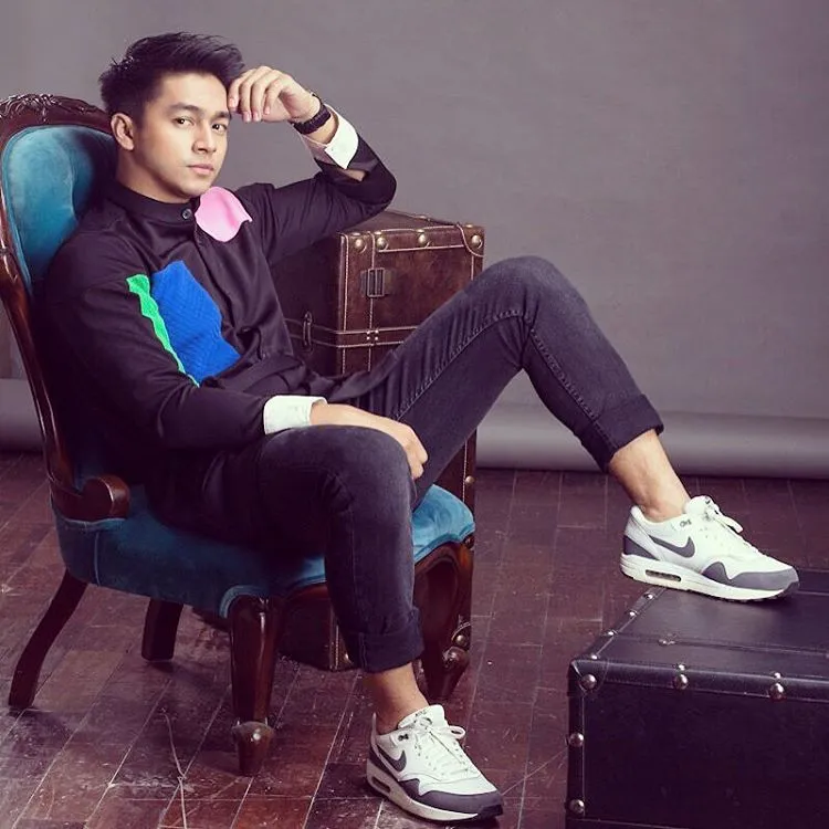 Jumat Ganteng: Deva Mahenra, Aktor Kece Multitalenta yang Bikin Kamu Ngarep Jadi Makmumnya! 7