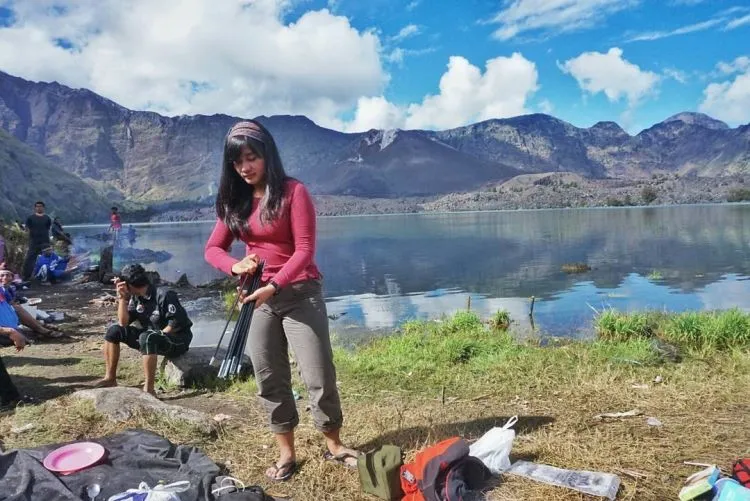 Melanjutkan Perjuangan Kartini, Para Pendaki Cantik Ini Menyusuri Puncak Tertinggi! Kamu Mau Kalah Sama Mereka? 14