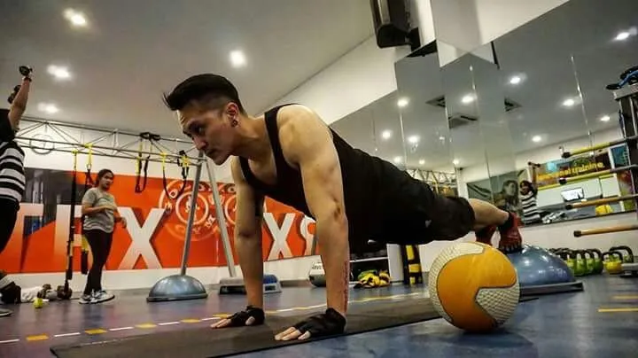 Walaupun Nggak Suka Olahraga, 7 Tips Workout Ini Bisa Memberimu Perut Rata 9