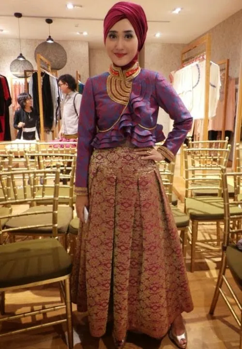 Nggak Hanya Kebaya Kutubaru, Dengan 8 Inspirasi Songket Ini Bertandang Ke Kondangan pun Makin Menawan! Bertemu Jodoh Tinggal Sejengkal. 10