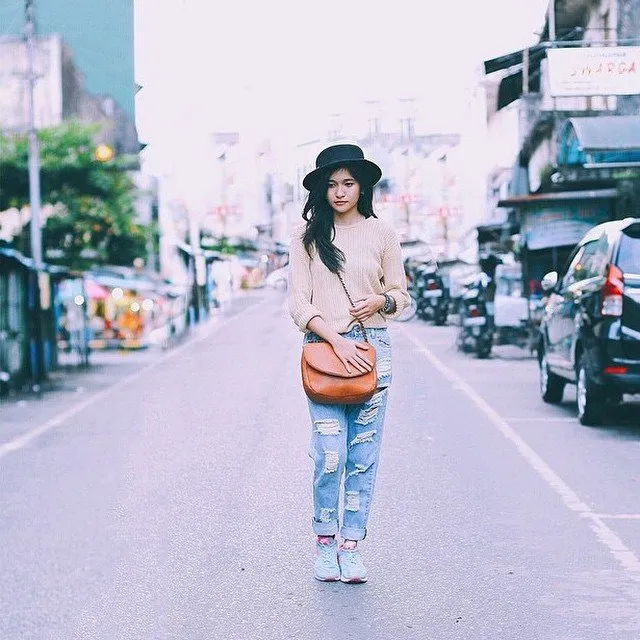 7 Inspirasi Penampilan Santai dengan Sepatu Running. Bikin Penampilanmu Stunning! 11