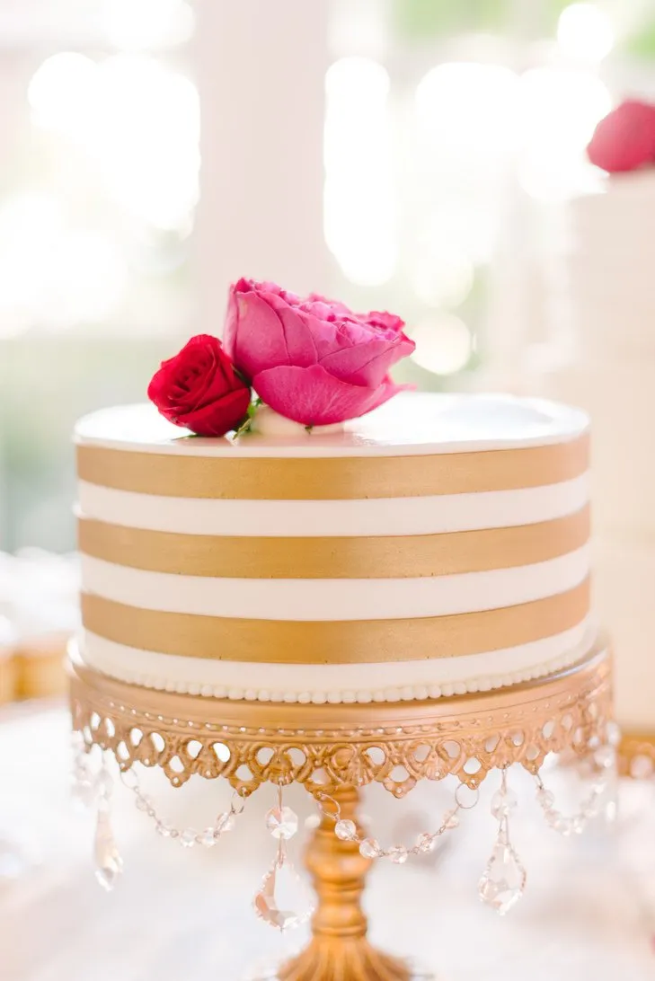 11 Kue Tart Kecil dan Sederhana tapi Cantik Untuk Resepsi Pernikahanmu. Sambil Dipotong Besama Pasangan, Makin Membahagiakan! 20