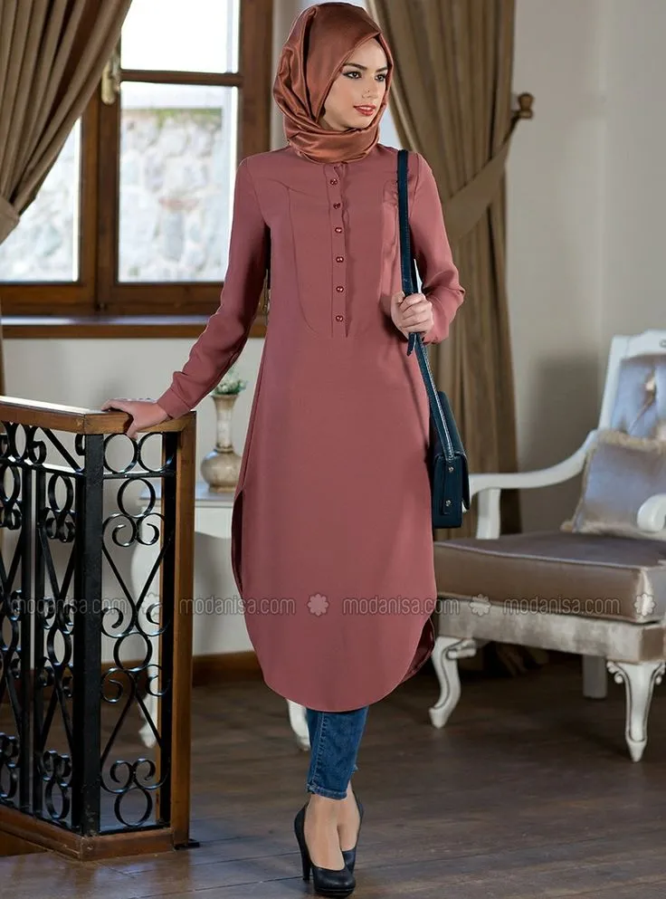 10 Inspirasi Paduan Tunik Kemeja Panjang dan Legging Untukmu yang Berhijab dan Ingin Tetap Sopan nan Dinamis. 18