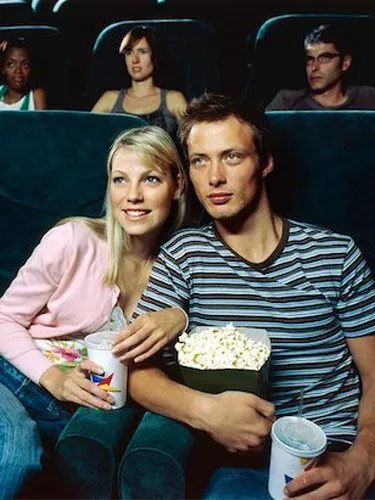 Perlu Diketahui Nih, Bedanya Pacaran di Bioskop Buat Nonton Film Romantis dan Film Superhero. 10