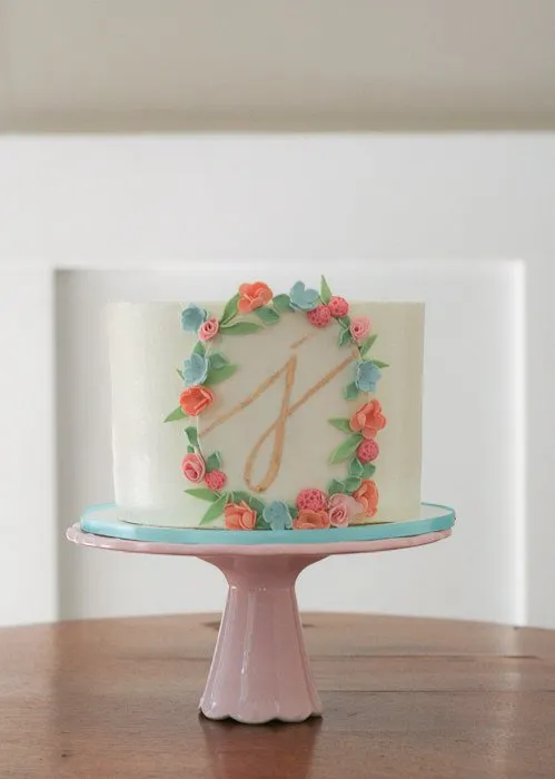 11 Kue Tart Kecil dan Sederhana tapi Cantik Untuk Resepsi Pernikahanmu. Sambil Dipotong Besama Pasangan, Makin Membahagiakan! 21
