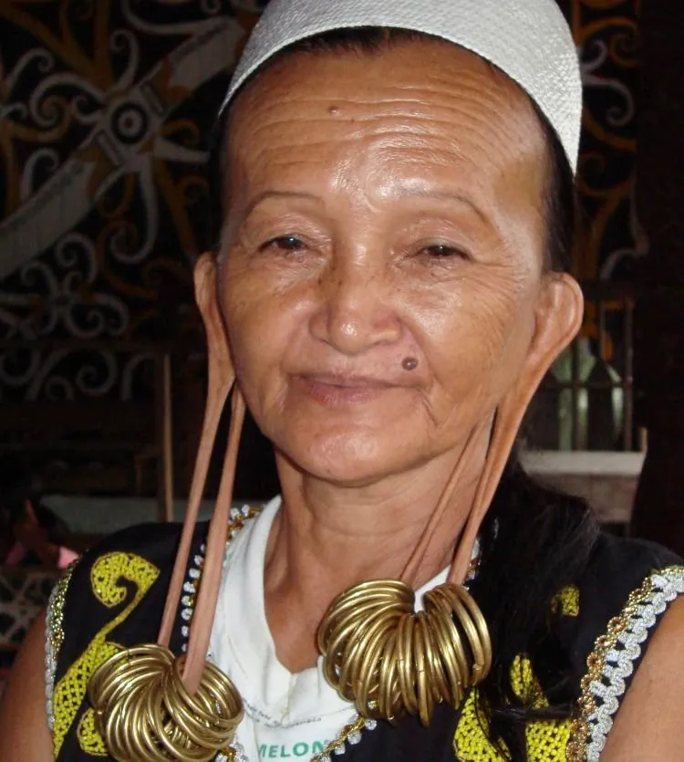 Suku-suku Ini Punya Tradisi yang Bisa Bikin Kamu Tercengang Heran! Mereka Lakukan Semua Demi Kecantikan! 8