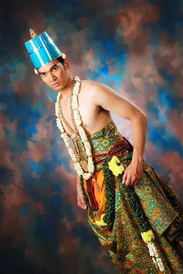 Nggak Harus Kebarat-baratan, Ini Dia 8 Busana Pengantin Tradisional Buat Pria Supaya Tambah Ganteng dan Mempesona 9