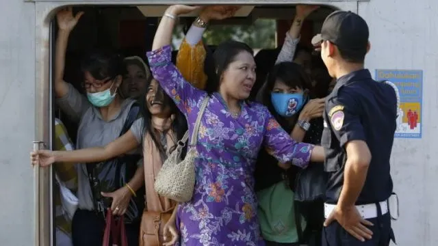 KRL Saja Dihadapi! Ini 10 Alasan Kenapa Cewek Penumpang KRL Ialah Jodoh yang Perlu Diperjuangkan 12