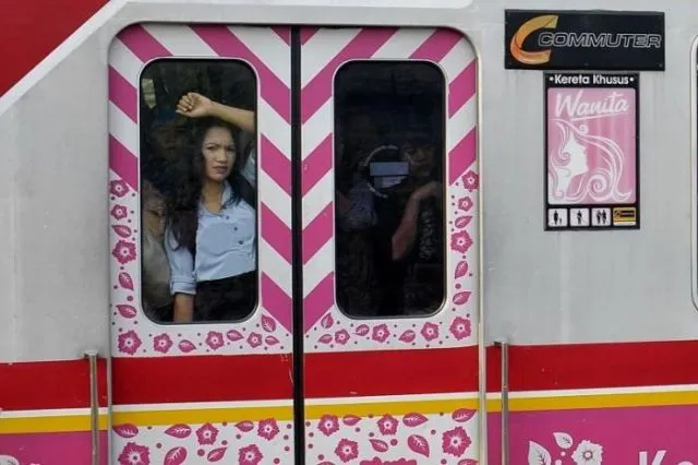 KRL Saja Dihadapi! Ini 10 Alasan Kenapa Cewek Penumpang KRL Ialah Jodoh yang Perlu Diperjuangkan 11