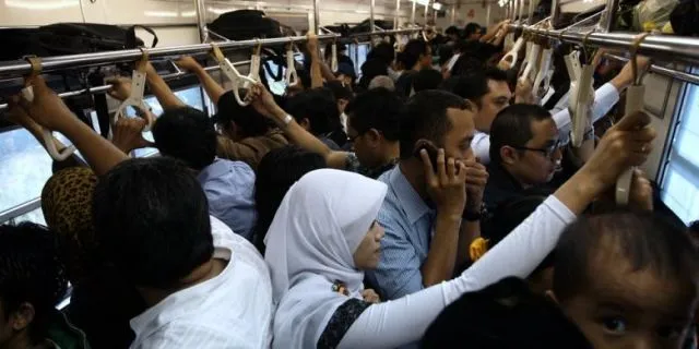 KRL Saja Dihadapi! Ini 10 Alasan Kenapa Cewek Penumpang KRL Ialah Jodoh yang Perlu Diperjuangkan 15