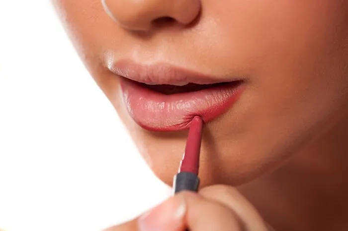 7 Tips Ber-Lipstik Matte Demi Penampilan Maksimal. Biar Bibir Gak Justru Kering dan Kasar 11