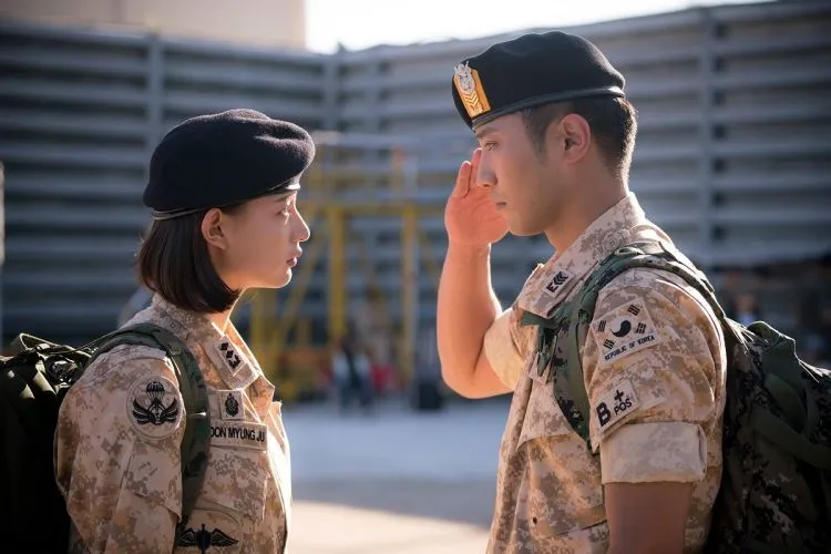 Kapten Yoo Shi Jin Memang Idola, Tapi Sersan Seo Dae Young Tetap Idaman. Ini Prinsip Kami, Penggemar Descendants of The Sun 25