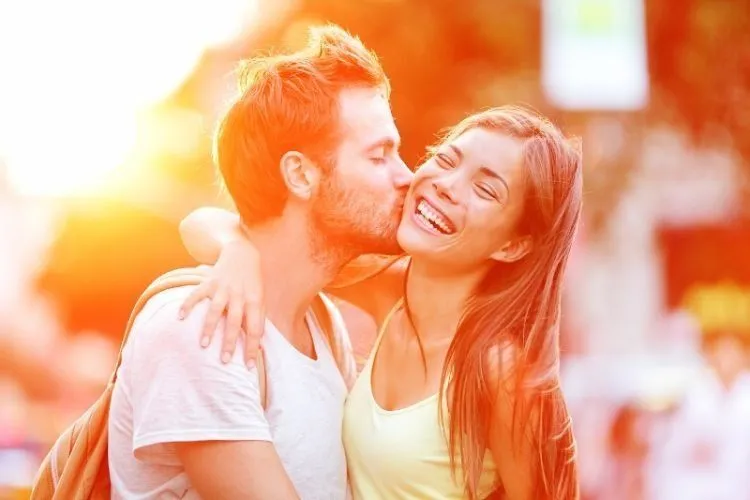 7 Tanda Kalau Dia Bukan Cuma Pacar. Tapi Juga Sahabat yang Menyenangkan 12