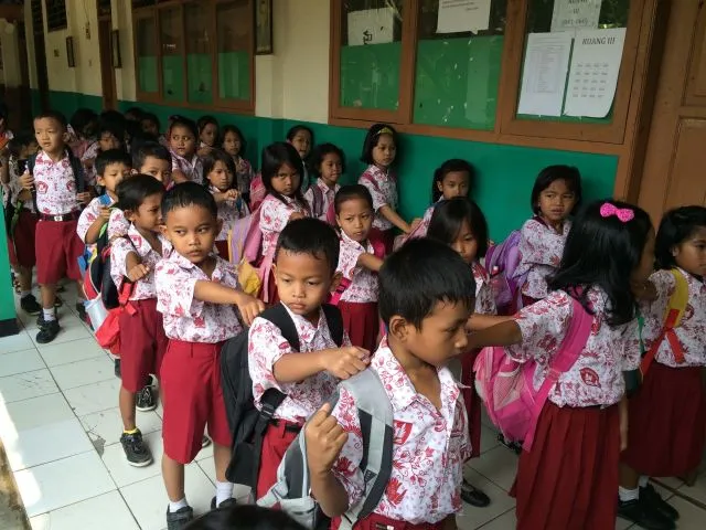 Baris Sebelum Masuk Kelas Sampai Lomba Duduk Rapi, Kenangan SD ini Bikin Hidup Berasa Sederhana 12