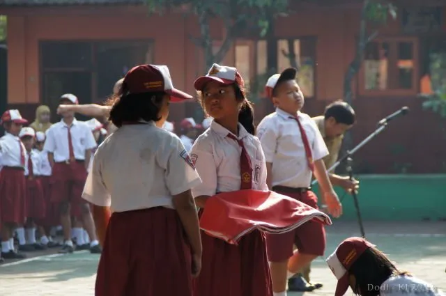 Baris Sebelum Masuk Kelas Sampai Lomba Duduk Rapi, Kenangan SD ini Bikin Hidup Berasa Sederhana 18