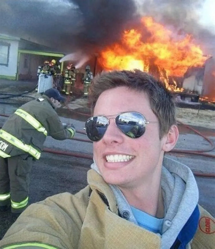 Jangan Sekali-kali Selfie! Kalau Posemu Seperti Orang-orang Ini yang Justru Berbahaya Buat Diri Sendiri! 15
