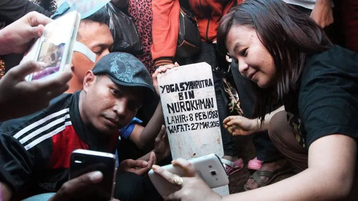 Jangan Sekali-kali Selfie! Kalau Posemu Seperti Orang-orang Ini yang Justru Berbahaya Buat Diri Sendiri! 12