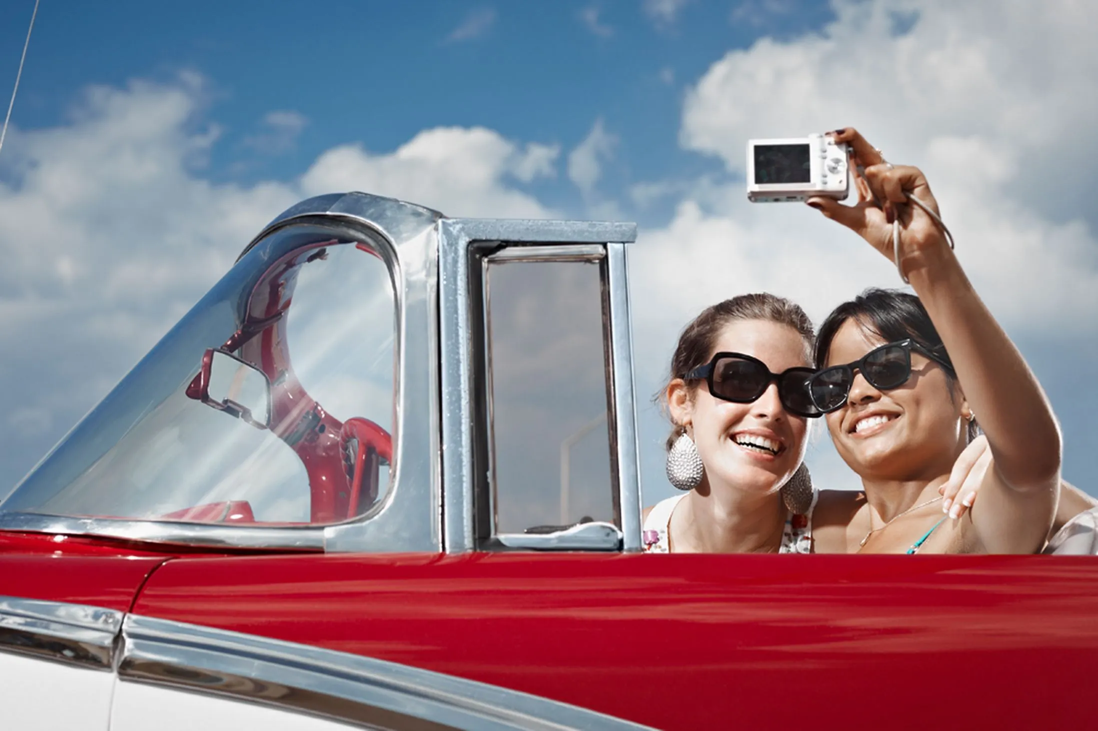 Jangan Sekali-kali Selfie! Kalau Posemu Seperti Orang-orang Ini yang Justru Berbahaya Buat Diri Sendiri!