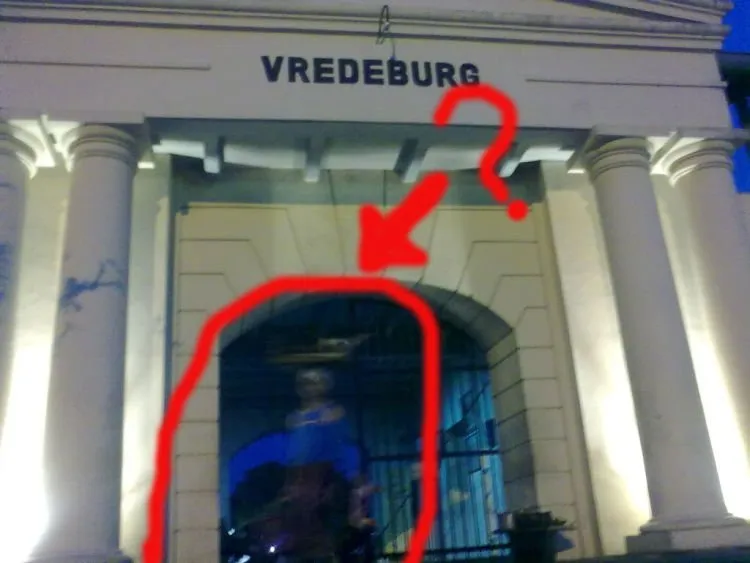 Waduduh. Gimana Coba Kalau Pas Foto Malah Ada Makhluk Astral Nimbrung! Kan Serem... 9